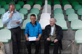 Martin O Donnell, Clare River Harriers presented with the prize in his age category